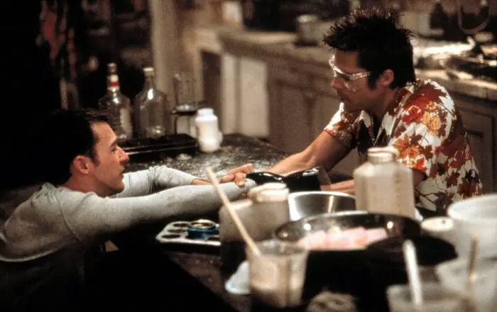 El Club de la Pelea (1999) - Basada en la novela de Chuck Palahniuk del mismo nombre (1996)