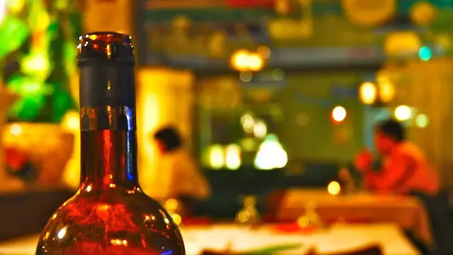 ¿Por qué la gente bebe alcohol durante el trabajo?