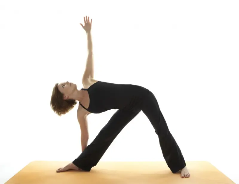 postura para elastizar el cuerpo Cómo darle elasticidad a nuestro cuerpo con la postura Triconasana