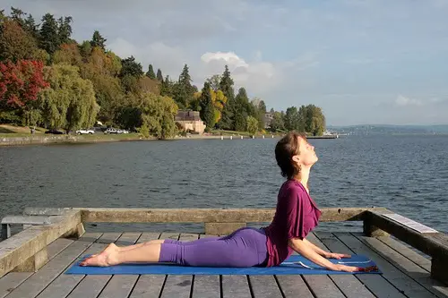 postura de la cobra Beneficios del Yoga: posturas recomendadas para mejorar la salud