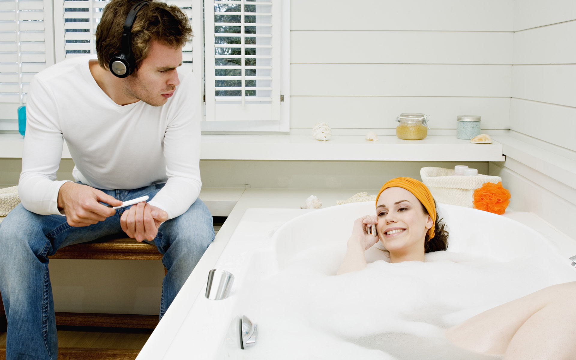 hombres y mujeres en el baño