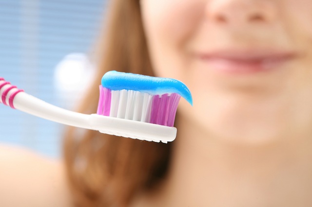 Cinco cosas que hacemos todos los días pero pueden ser dañinas para tu salud 1 Usar pasta dental