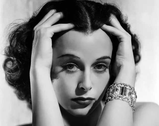 Fue idea de Hedy que se utilizara un sistema de comunicaciones secreto: "salto de frecuencia",