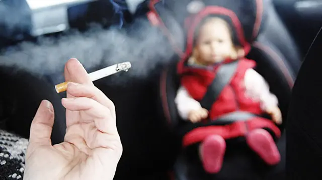 Los padres fuman en el coche acompañados de sus hijos enviando sustancias tóxicas que irradian en todo el ambiente.