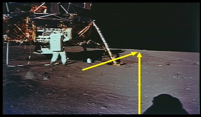 La sombra del transbordador se dirige hacia la derecha, mientras que la del astronauta que tomó la fotografía se dirige en línea recta hacia el frente.