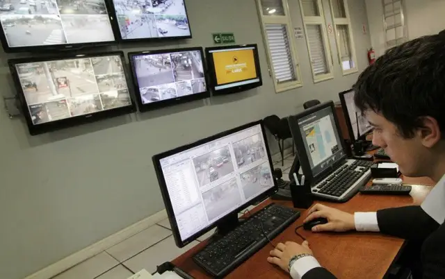 ¿Se debe recurrir a los programas de video y vigilancia para reforzar la seguridad escolar? 1 El control manual de las cámaras