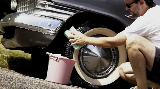 7 consejos para gastar menos agua lavando el auto 1 Usa un balde o cubo