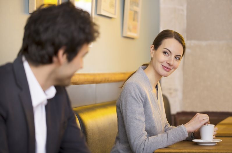 ¿Cómo saber si una mujer coquetea contigo? 6 señales que nos dan qué pensar 1 #4 Siempre se topa contigo