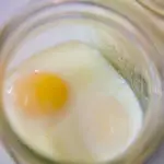 7. Utiliza un frasco para escalfar huevos