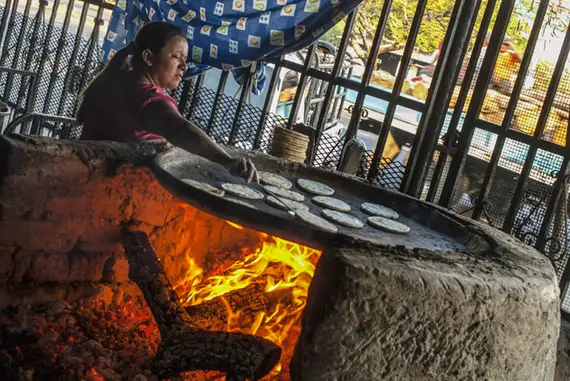 Los hondureños las doblan al estilo de las quesadillas mexicanas