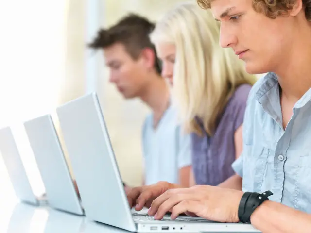 Consejos para elegir una computadora para estudiantes universitarios 1 #3. Elegir un monitor adecuado para una mejor experiencia