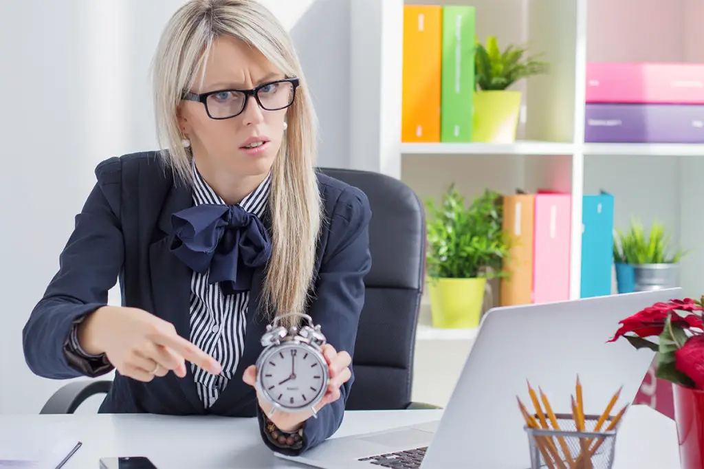 5 malos hábitos que ponen en riesgo tu trabajo 1 #3 Llegar tarde al trabajo