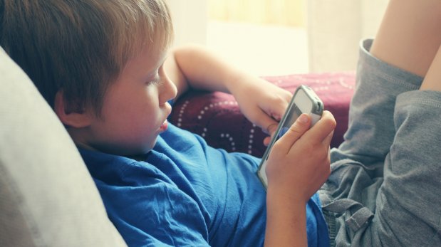 Cinco razones para no regalar un smartphone a tus niños