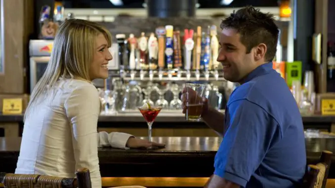 Cinco consejos para ligar en el bar