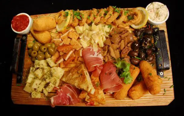 Cuatro comidas que no pueden faltar en ninguna picada