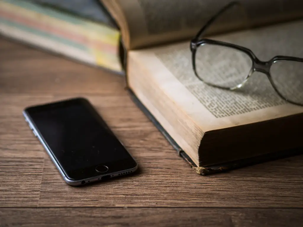 Consejos para desintoxicarte de la tecnología 1 Por más que se trate de una obsesión moderada, la adicción a internet no es un hábito saludable. Aprende a hacer a un lado este vicio con los siguientes tips.