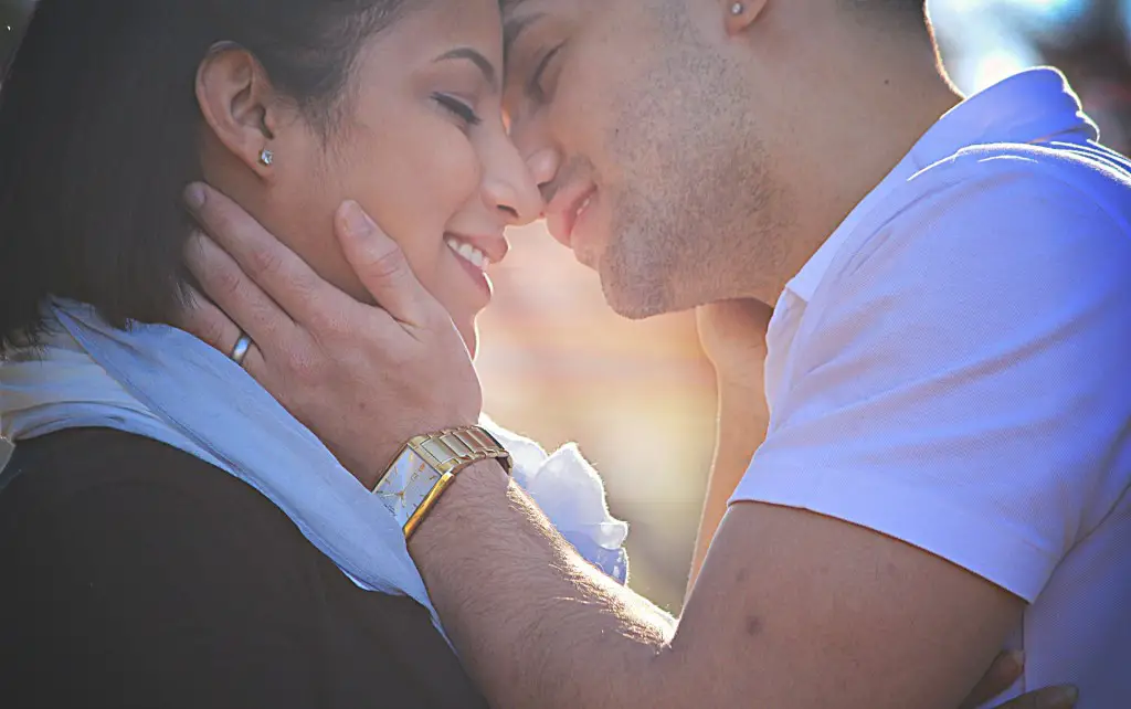 #3. Eres feliz a su lado #3. Eres feliz a su lado