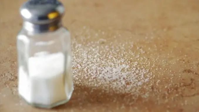 Por qué no es bueno consumir mucha sal