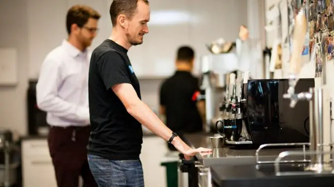 ¿ Qué significa que la máquina del café está en erogación ?