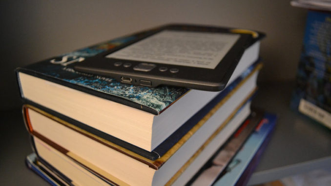 La vida de un estudiante está unida a los libros, y Kindle te permite leer todo tipo de textos electrónicos