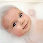 Bañar a un bebé recién nacido
