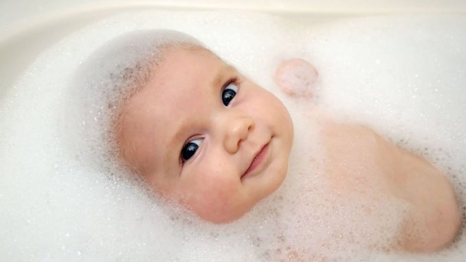 Bañar a un bebé recién nacido Bañar a un bebé recién nacido