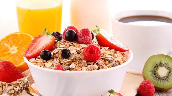 Tres alimentos que no pueden faltar en el desayuno