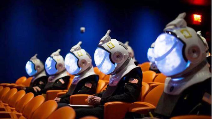 Un casco inmersivo para flotar alrededor del planeta Un casco inmersivo para flotar alrededor del planeta