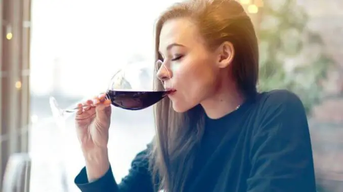 El beber alcohol podría aumentar el riesgo de síndrome premenstrual