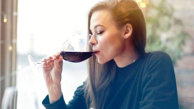 El beber alcohol podría aumentar el riesgo de síndrome premenstrual El beber alcohol podría aumentar el riesgo de síndrome premenstrual