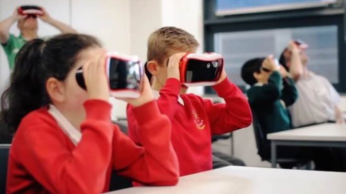La disrupción de la realidad virtual y la realidad aumentada en la educación La disrupción de la realidad virtual y la realidad aumentada en la educación